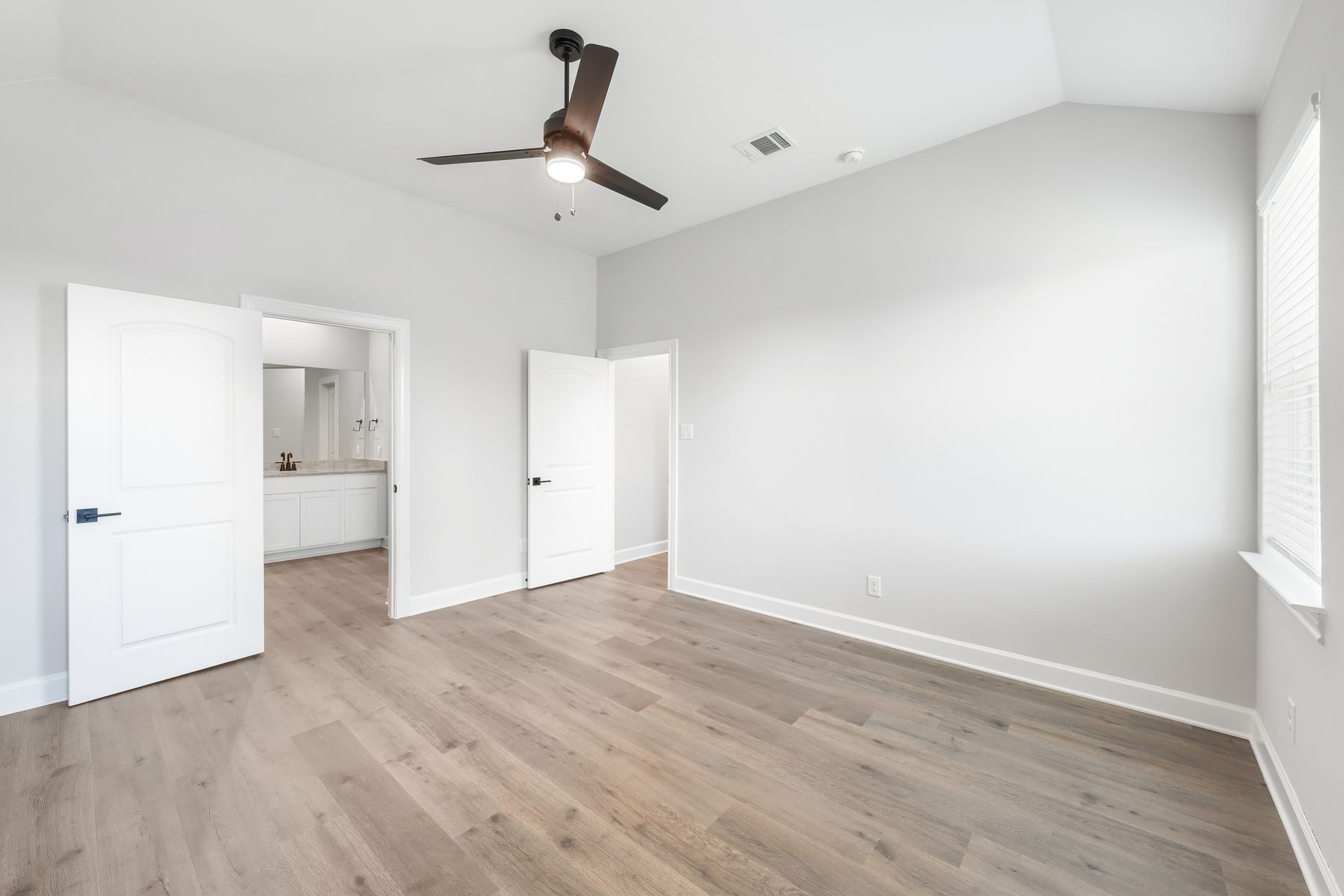 The master suite of the Reed has a spacious bedroom, en-suite bathroom and walk-in closet.