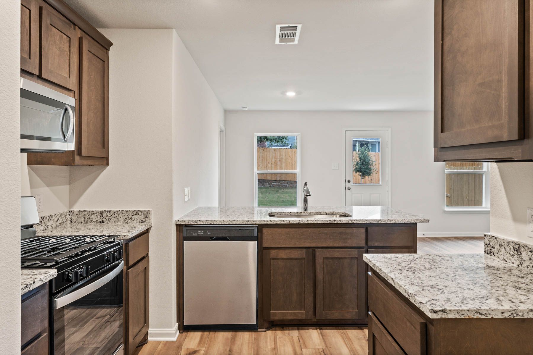 The kitchen of the Rio Grande has sprawling granite countertops.