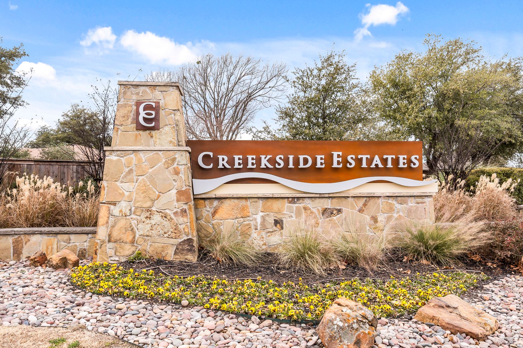 The Creekside Estates stone monument welcomes homeowners and guests into our beautiful community.
