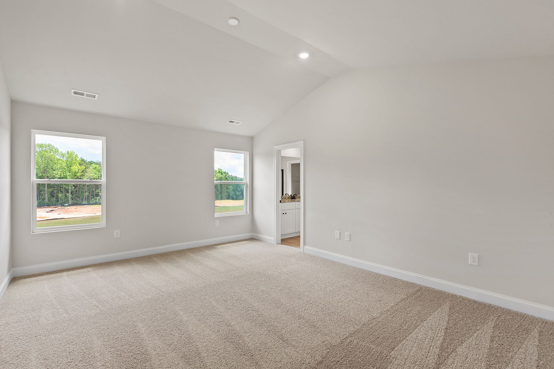 The master bedroom has an en-suite bathroom and closet