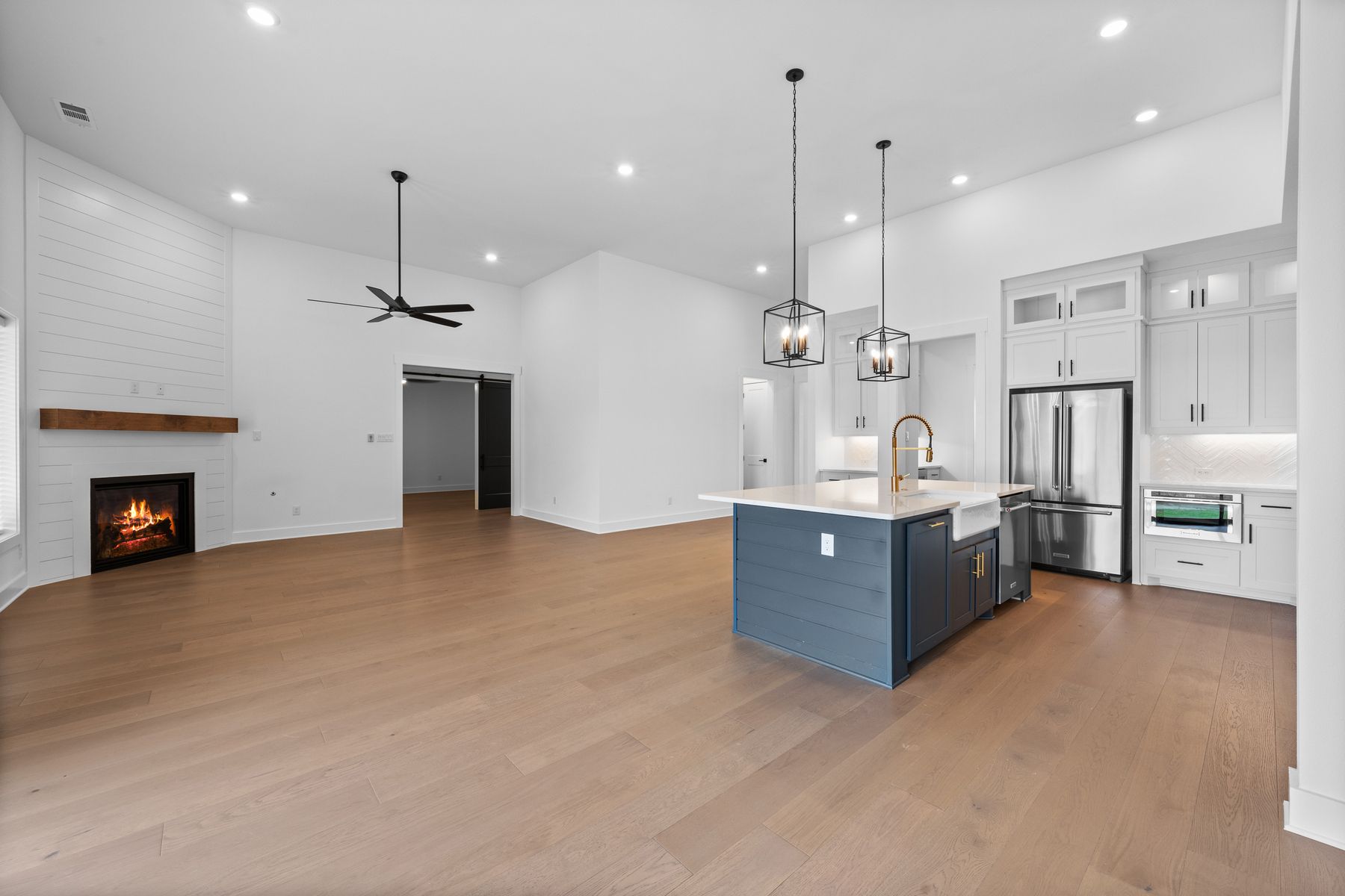 The open layout connects the kitchen with the breakfast area and family room.