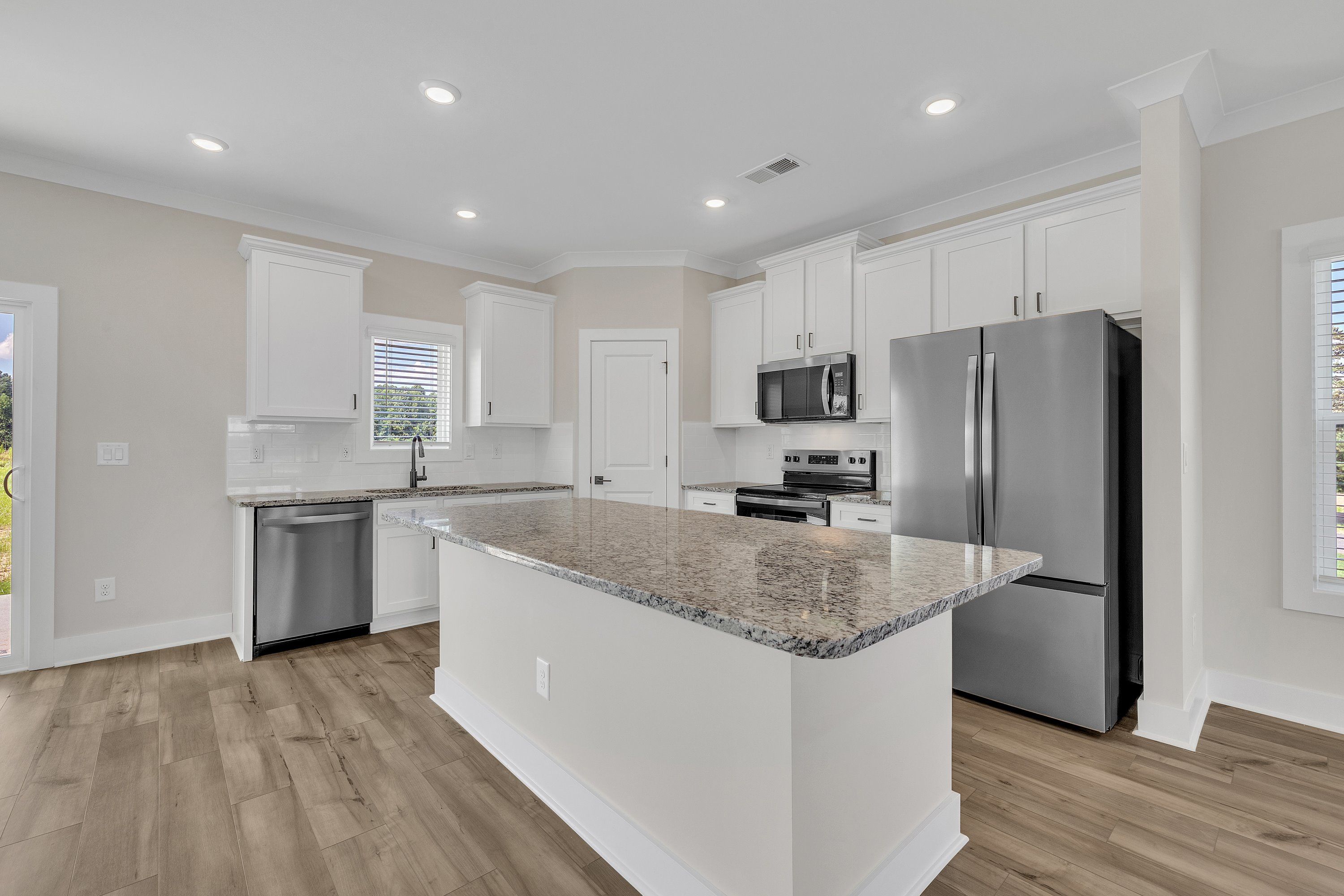 The kitchen has a spacious kitchen island. 
