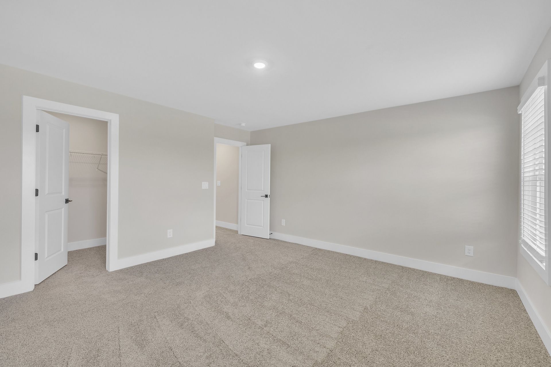 This bedroom has carpet