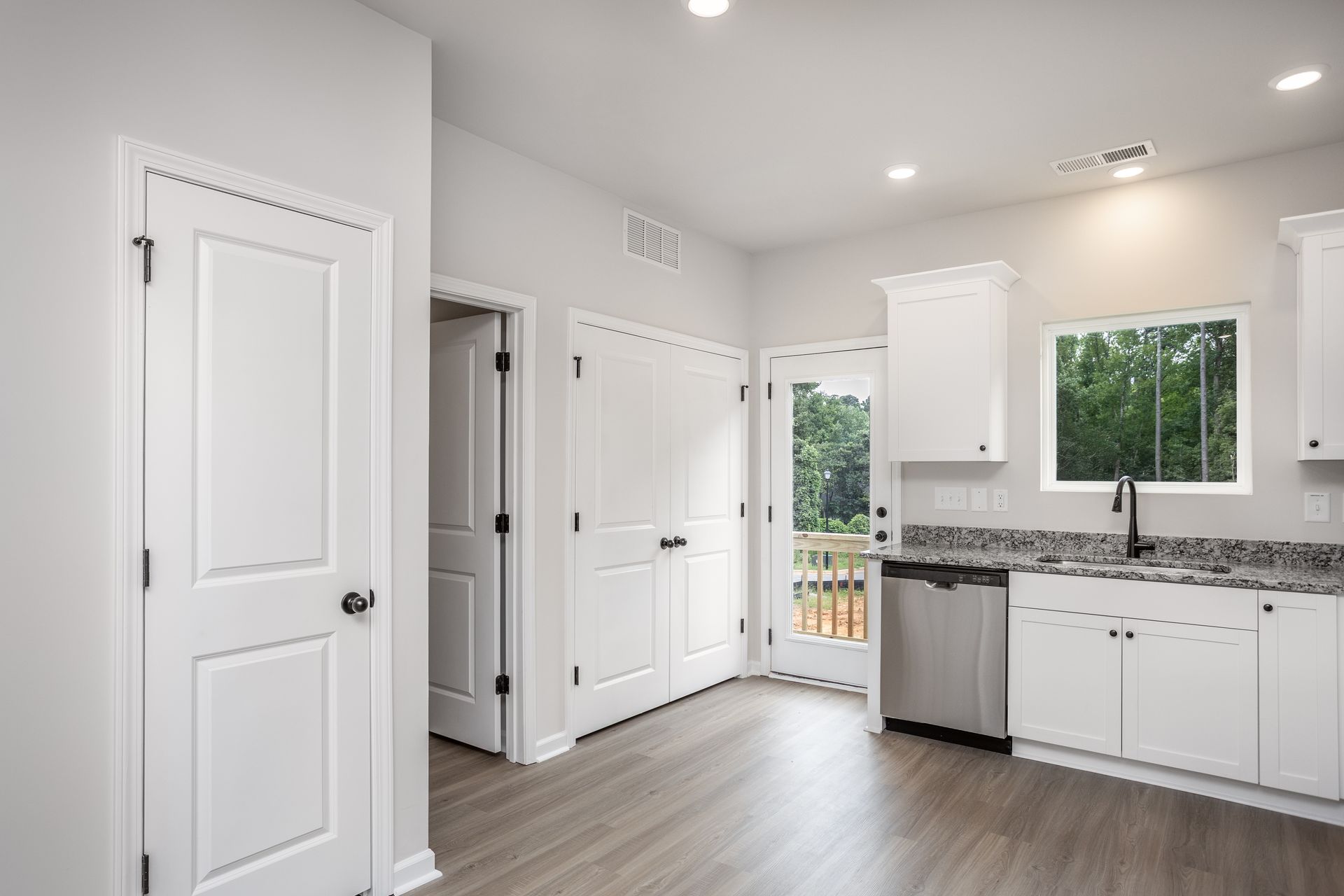 The kitchen has granite countertops. 