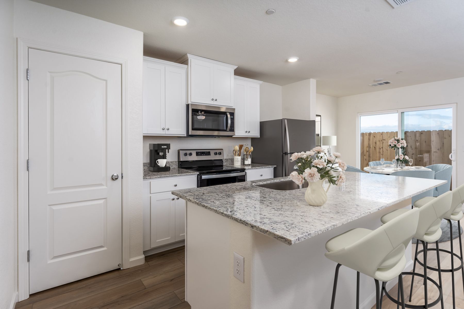 The kitchen has the all space you need for food prep.