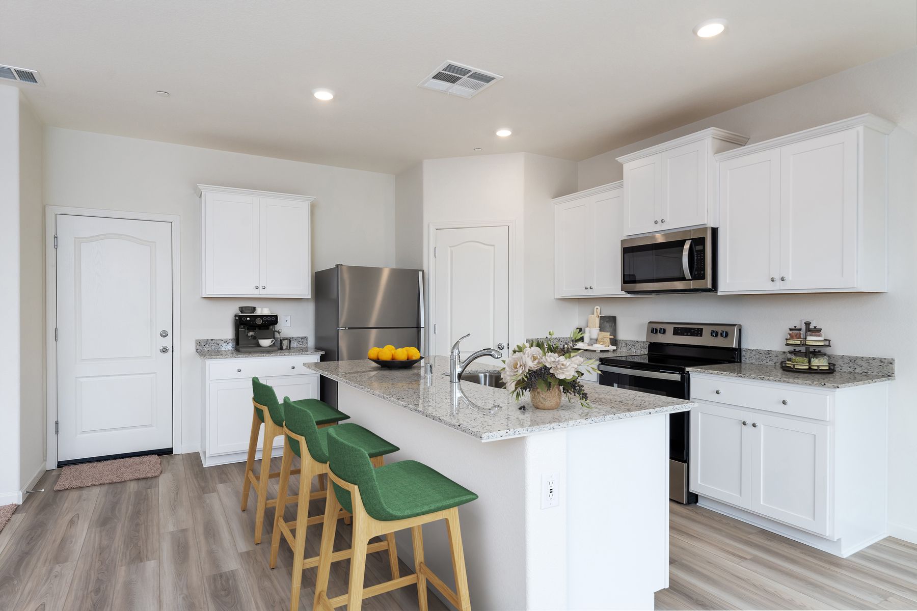 The kitchen has the all space you need for food prep.