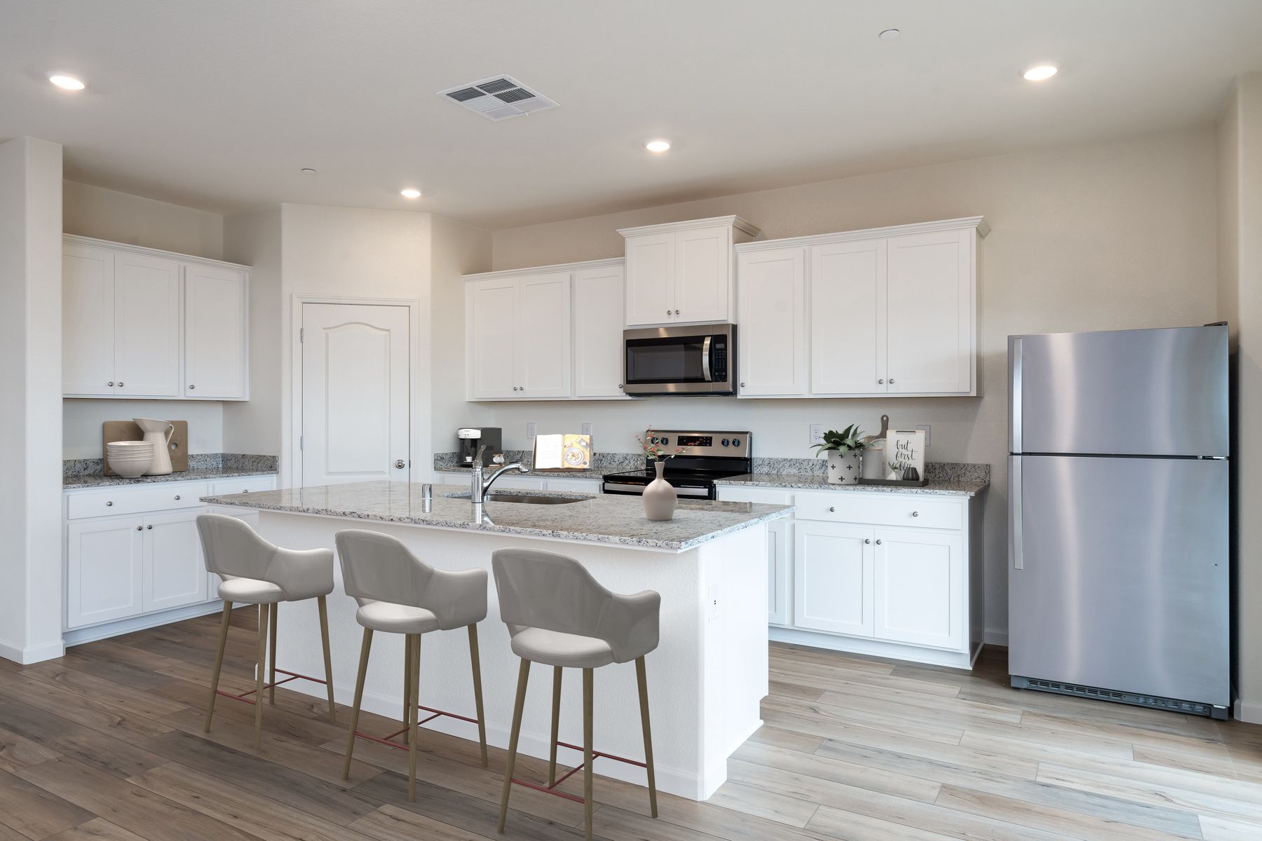 The kitchen has the all space you need for food prep.