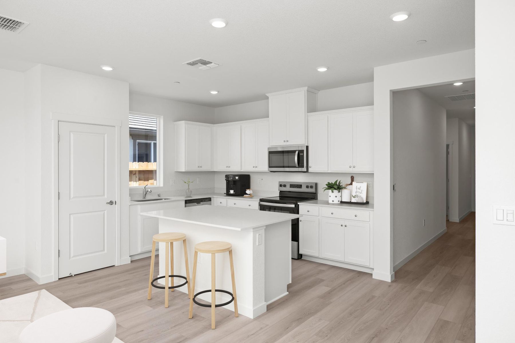 The kitchen has the all space you need for food prep.