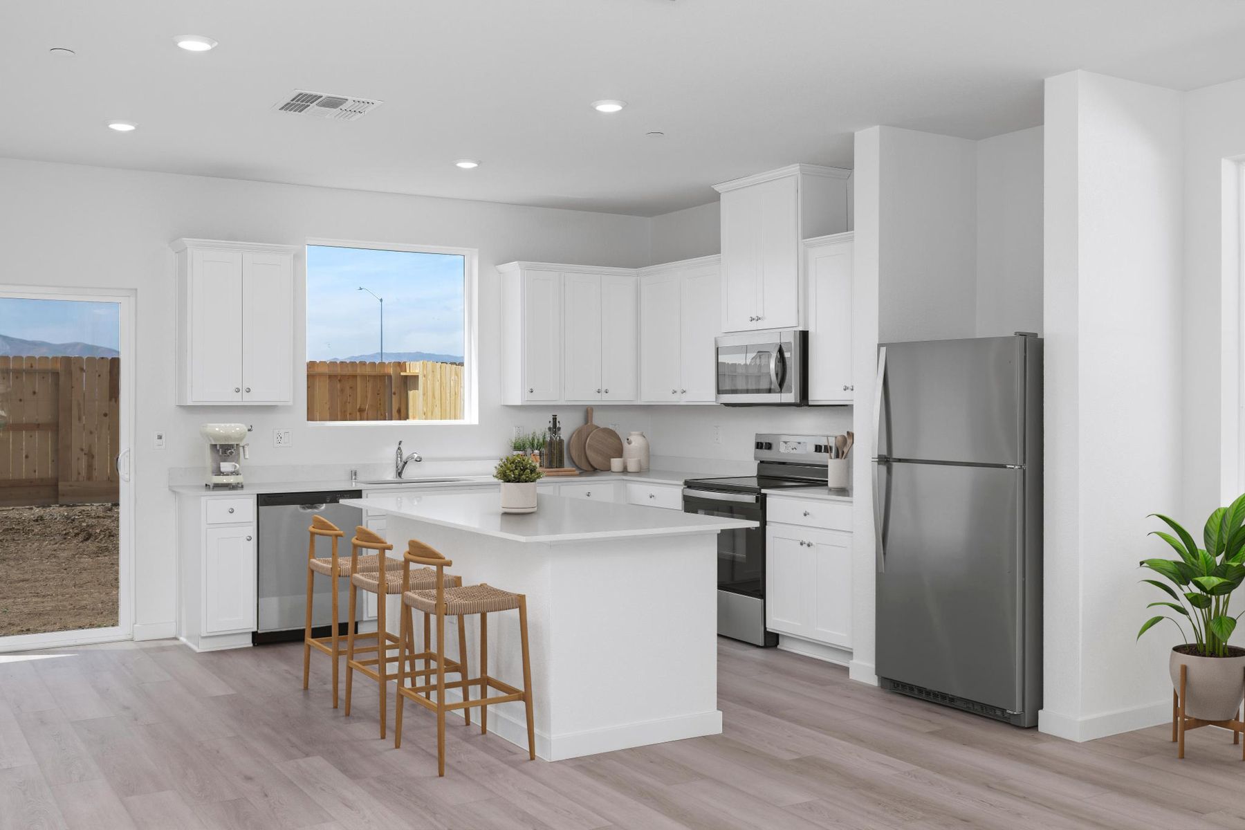 The kitchen has the all space you need for food prep.