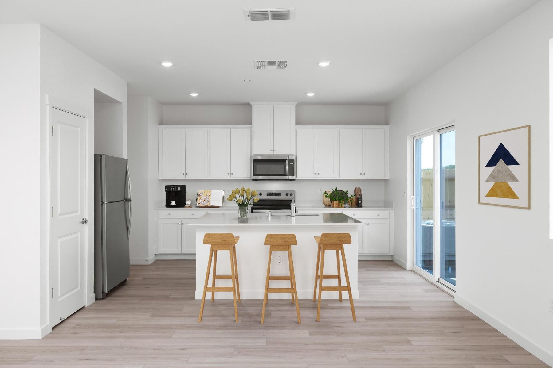 The kitchen has the all space you need for food prep.