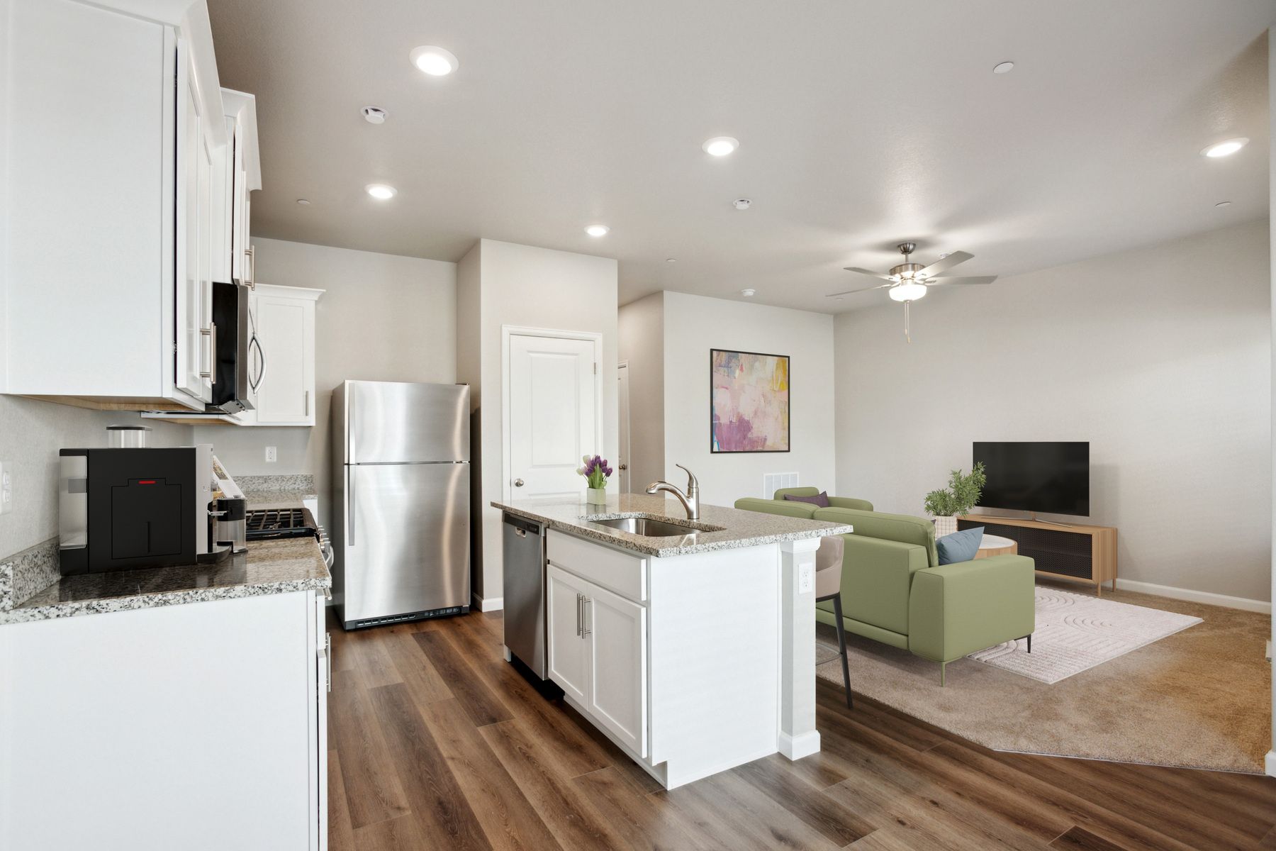 The kitchen has the all space you need for food prep.