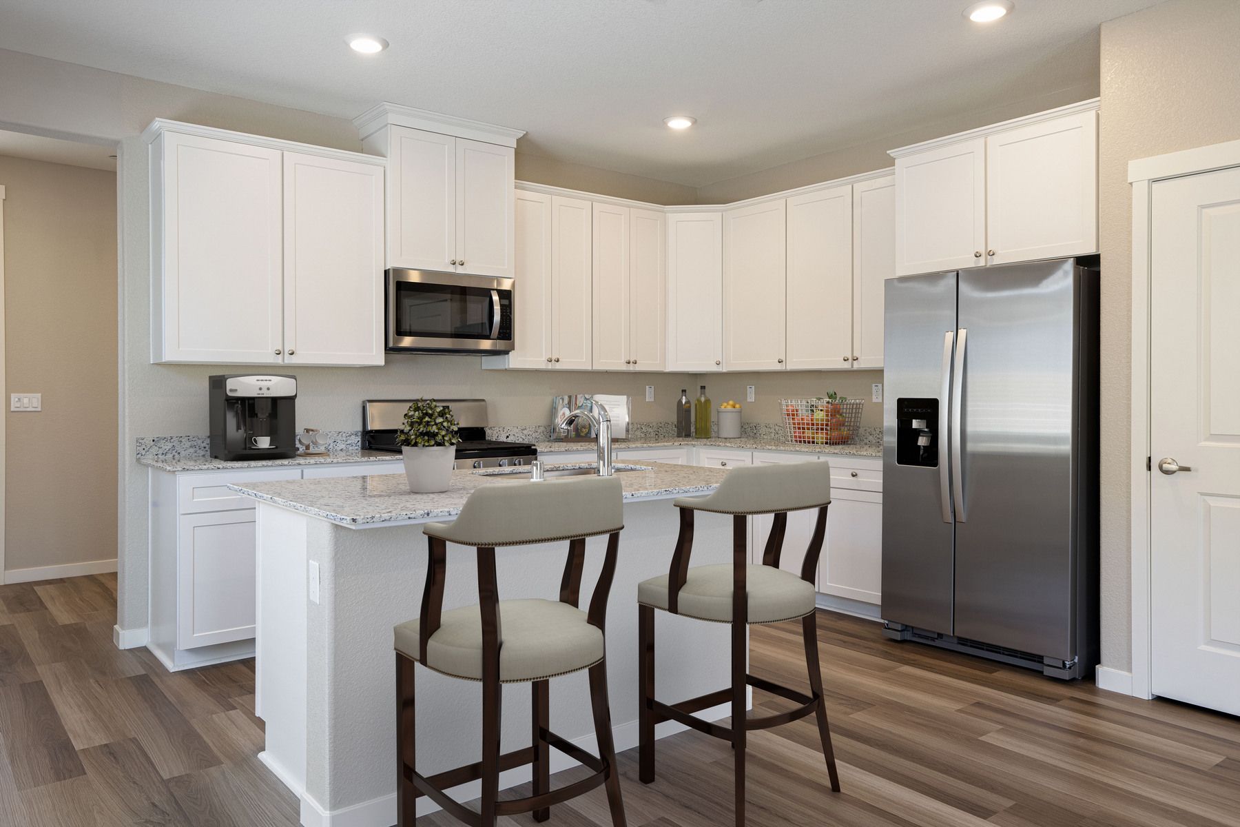 The kitchen has the all space you need for food prep.