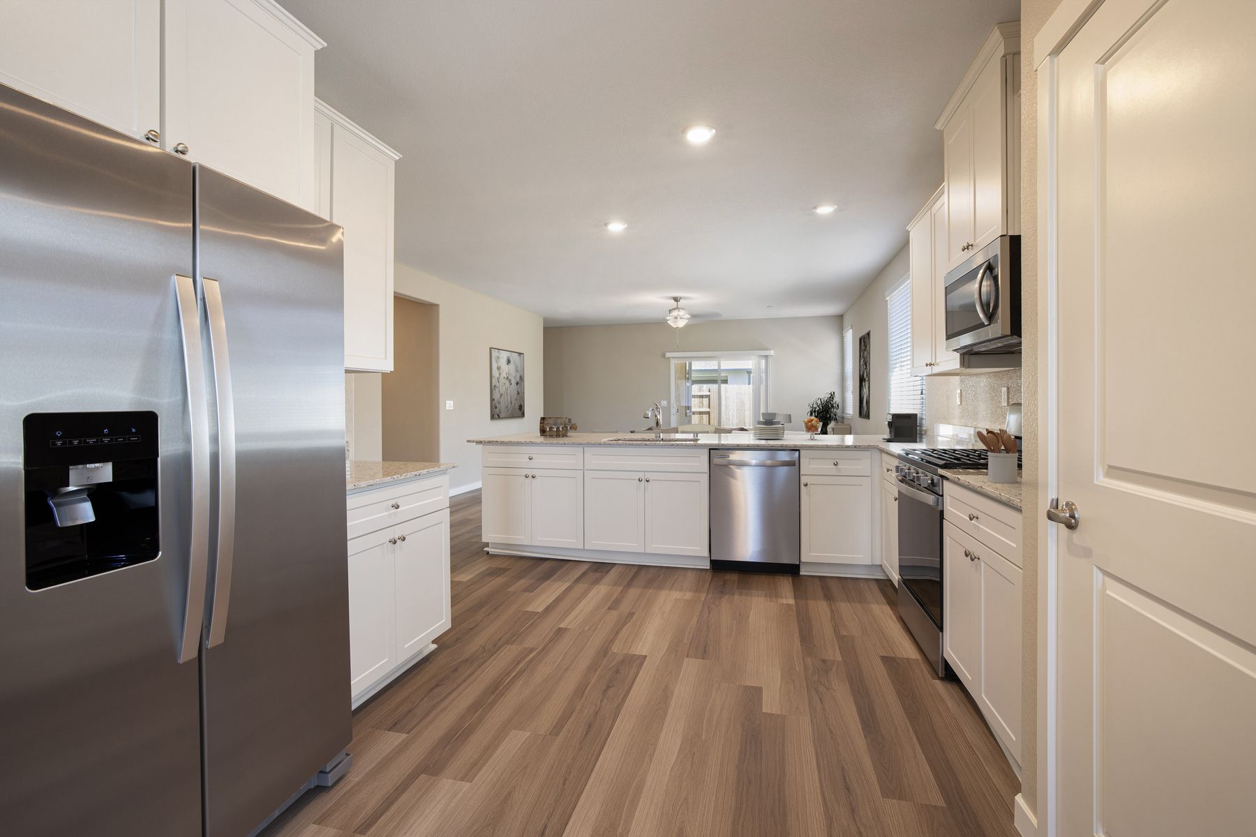 The kitchen has the all space you need for food prep.