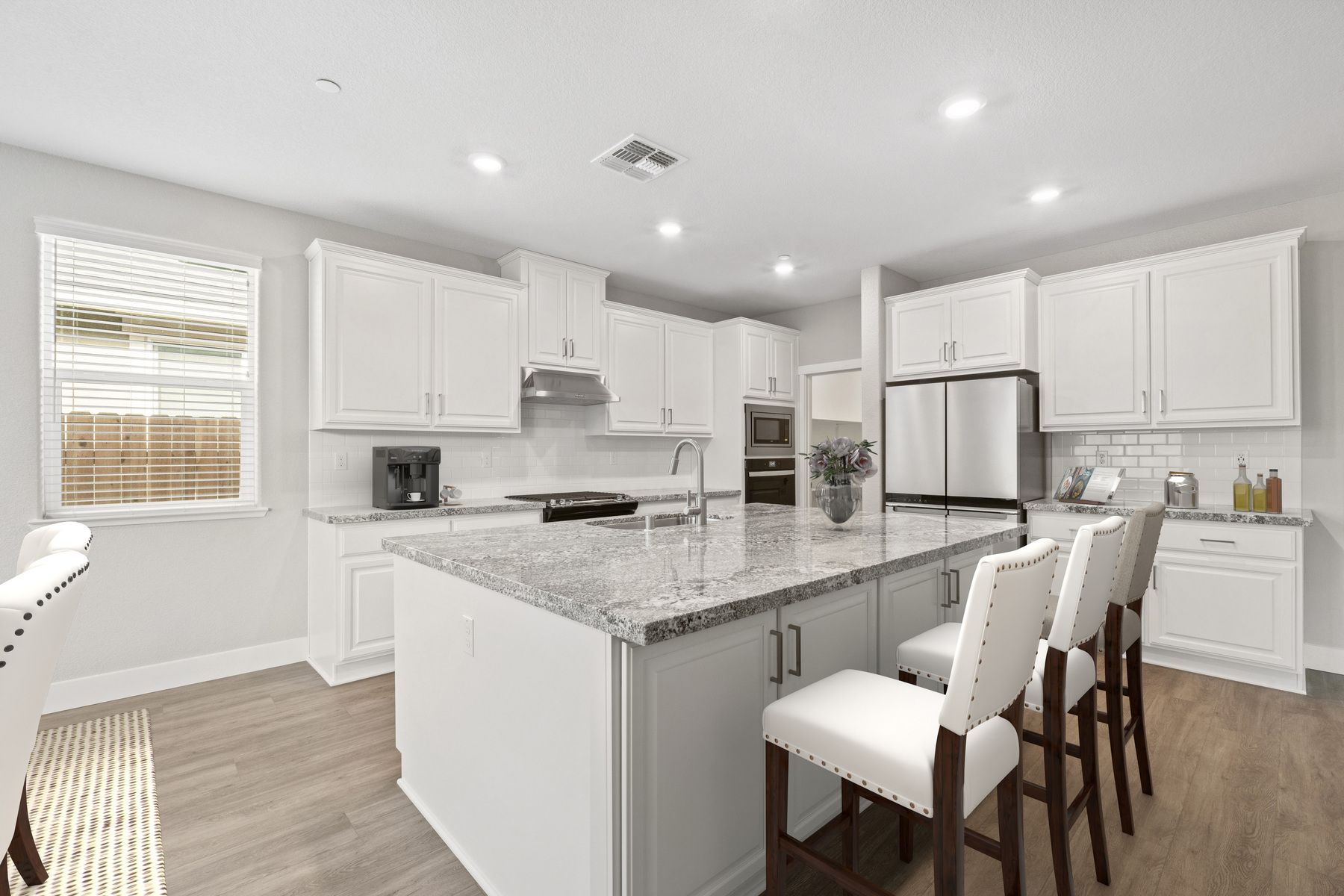 The kitchen has the all space you need for food prep.