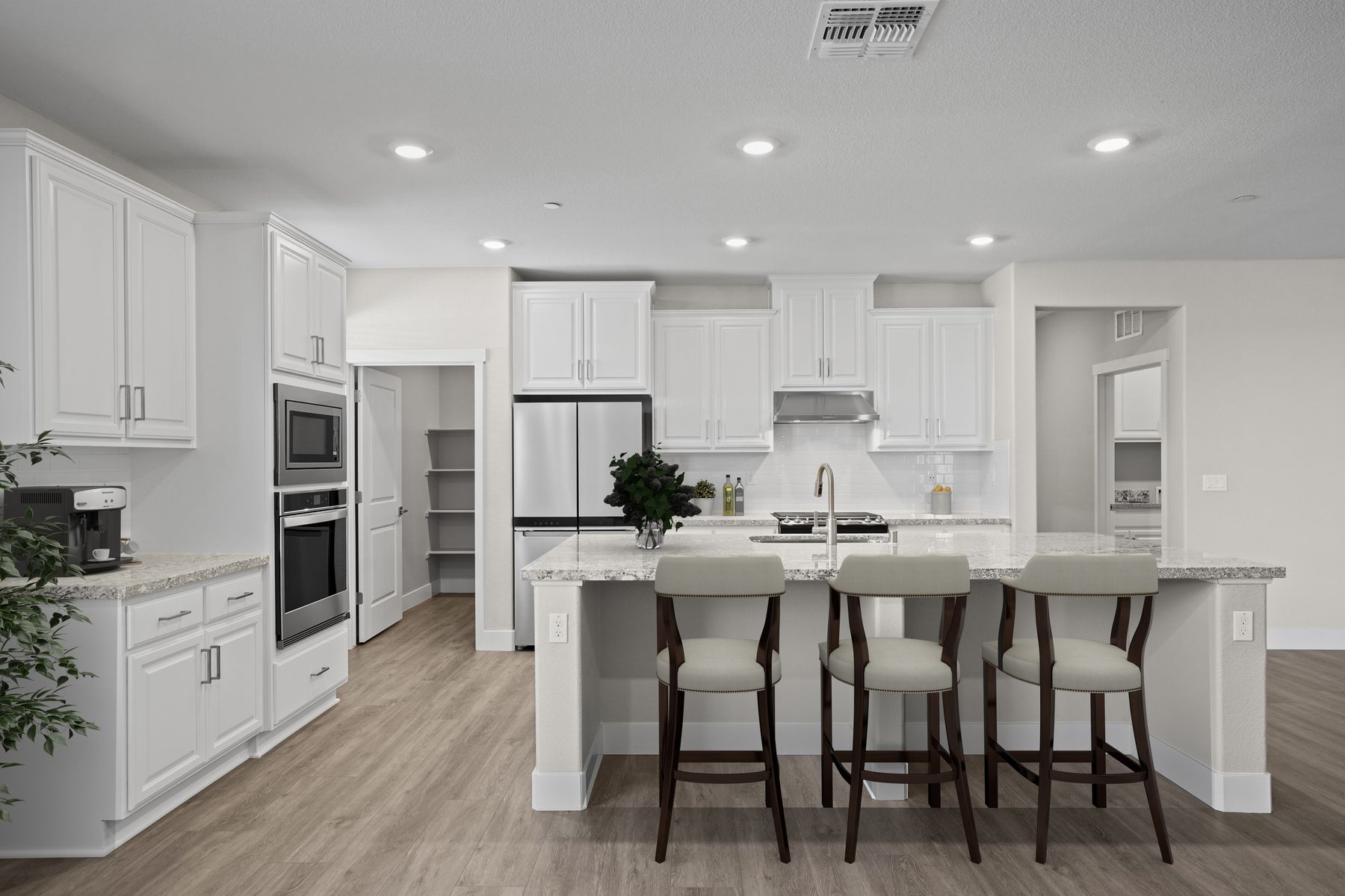 The kitchen has the all space you need for food prep.