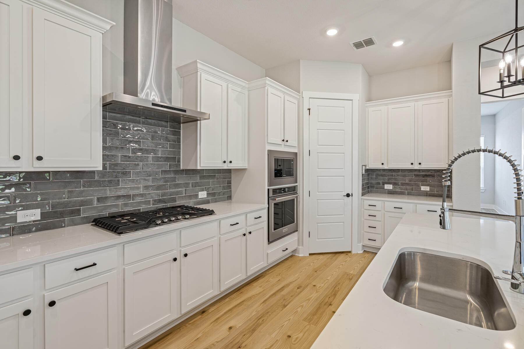 The kitchen has a gorgeous tile backsplash.
