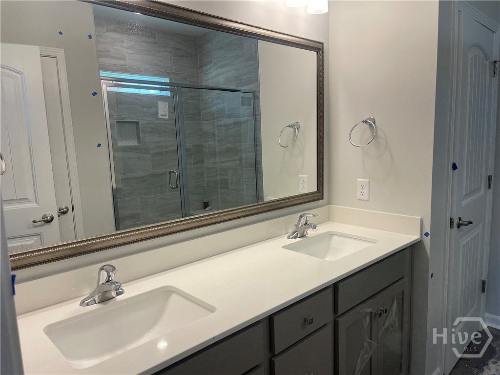 Primary - Double Vanity - Quartz Countertops