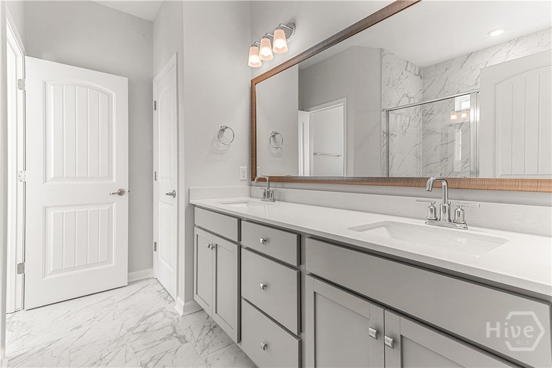 Double Vanity With Quartz Countertops