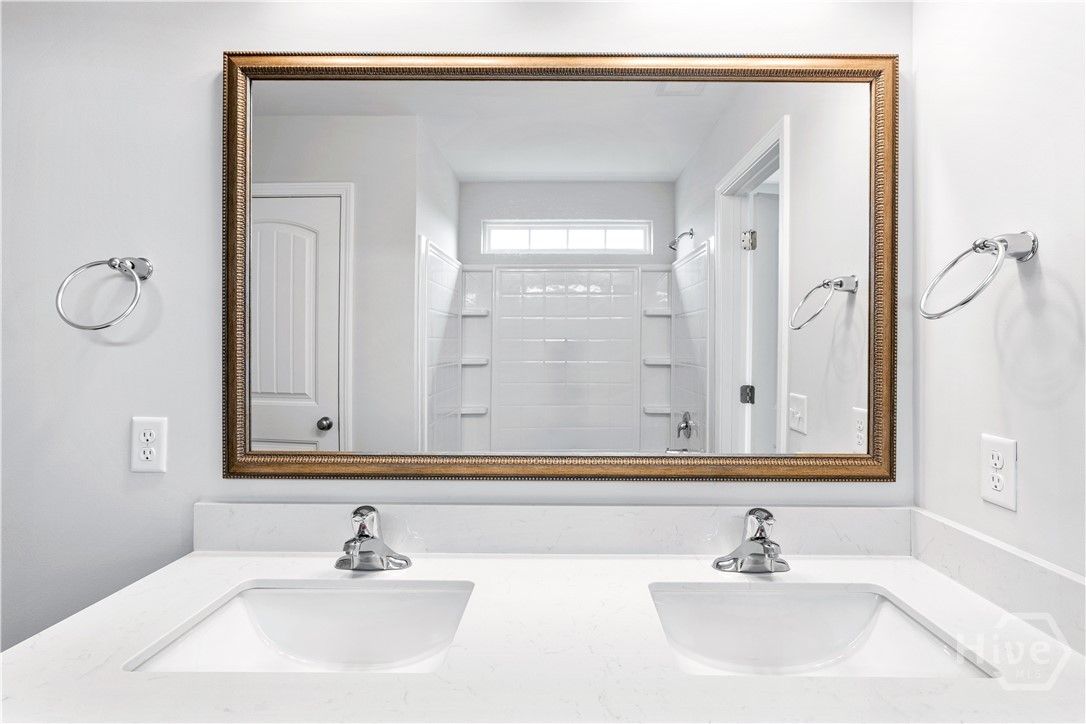 2 Sink Quartz Vanity Top in Primary Bathroom