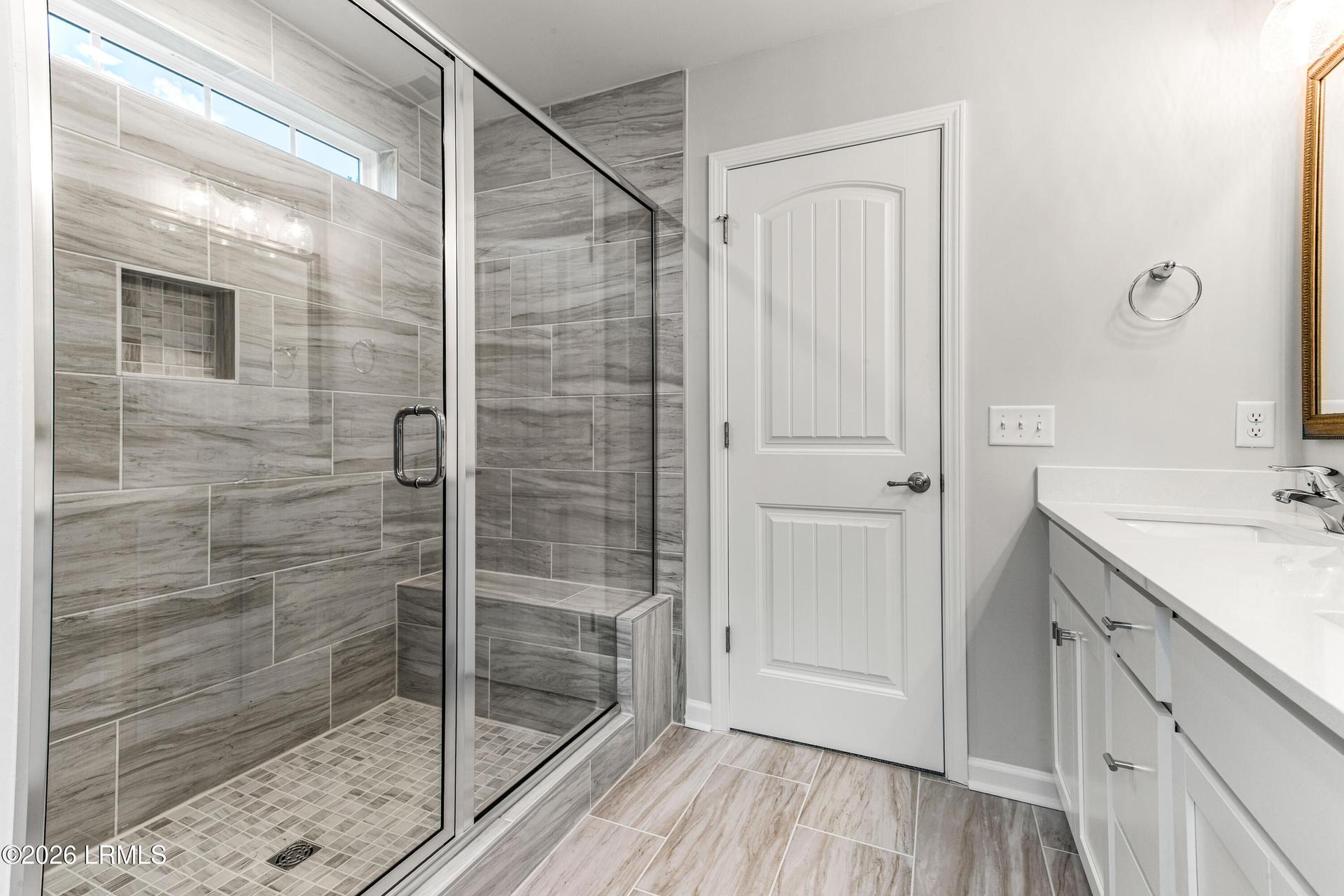 Oversized shower in ceramic tile