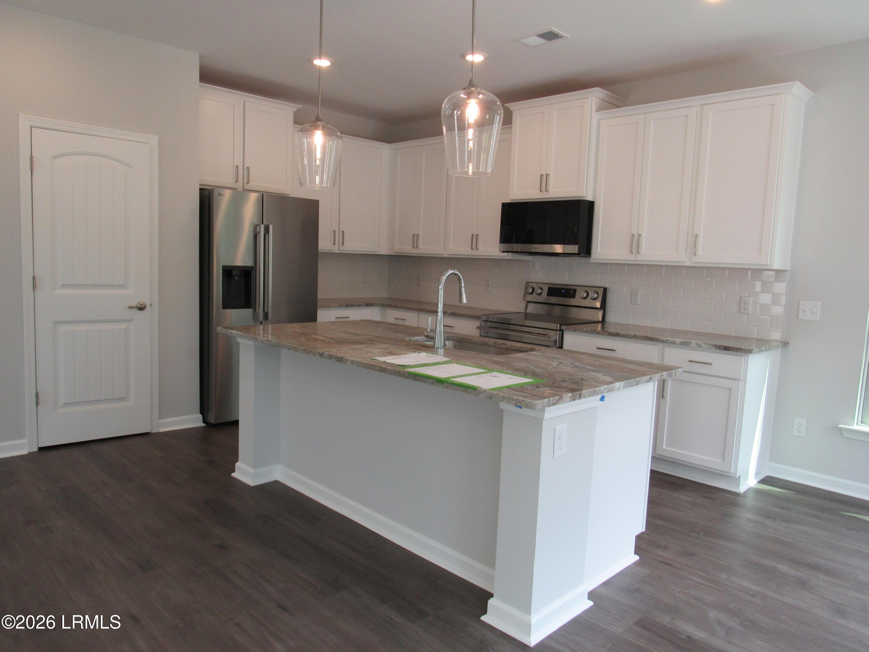 Features guartz tops and all appliances