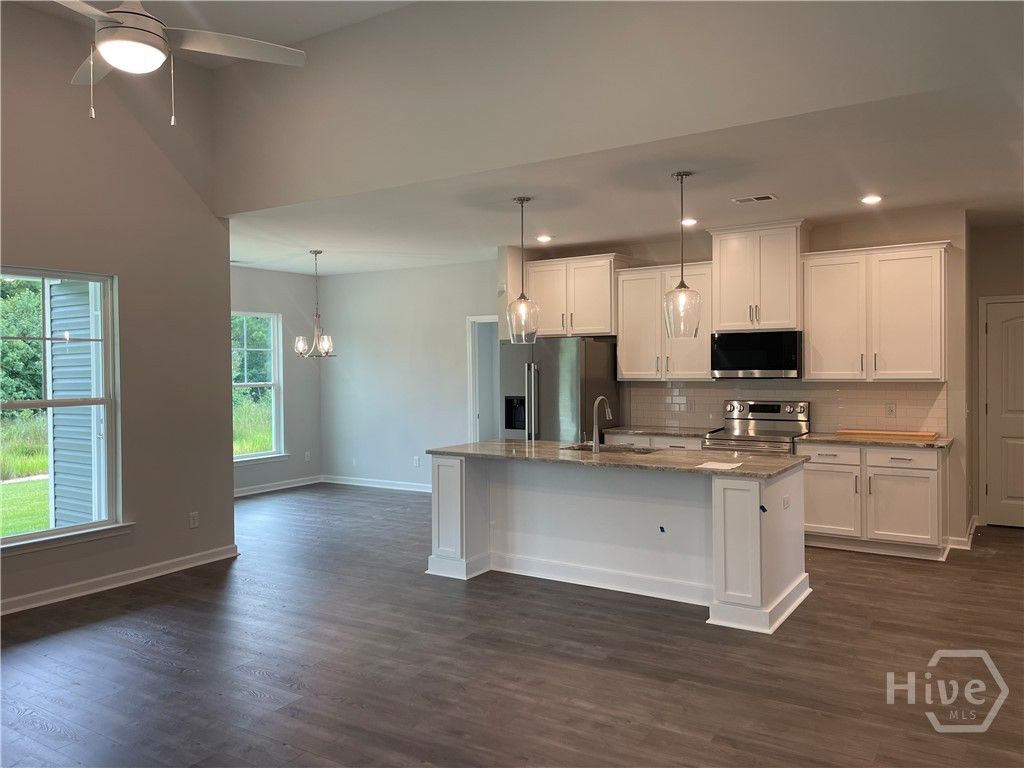 Bright Kitchen / Dining Area