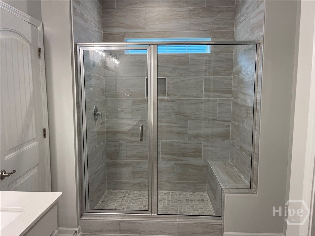 6' Shower w/ 12'' bench in Primary