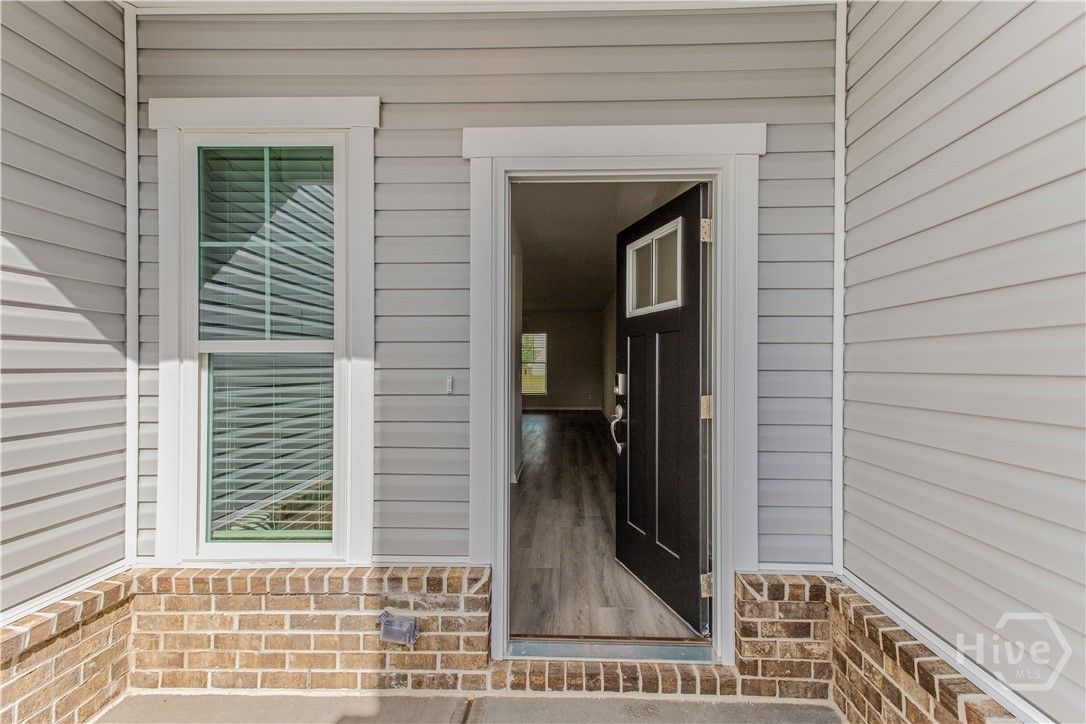 NOT THE ACTUAL TOWNEHOME. Pictures are of a Finish