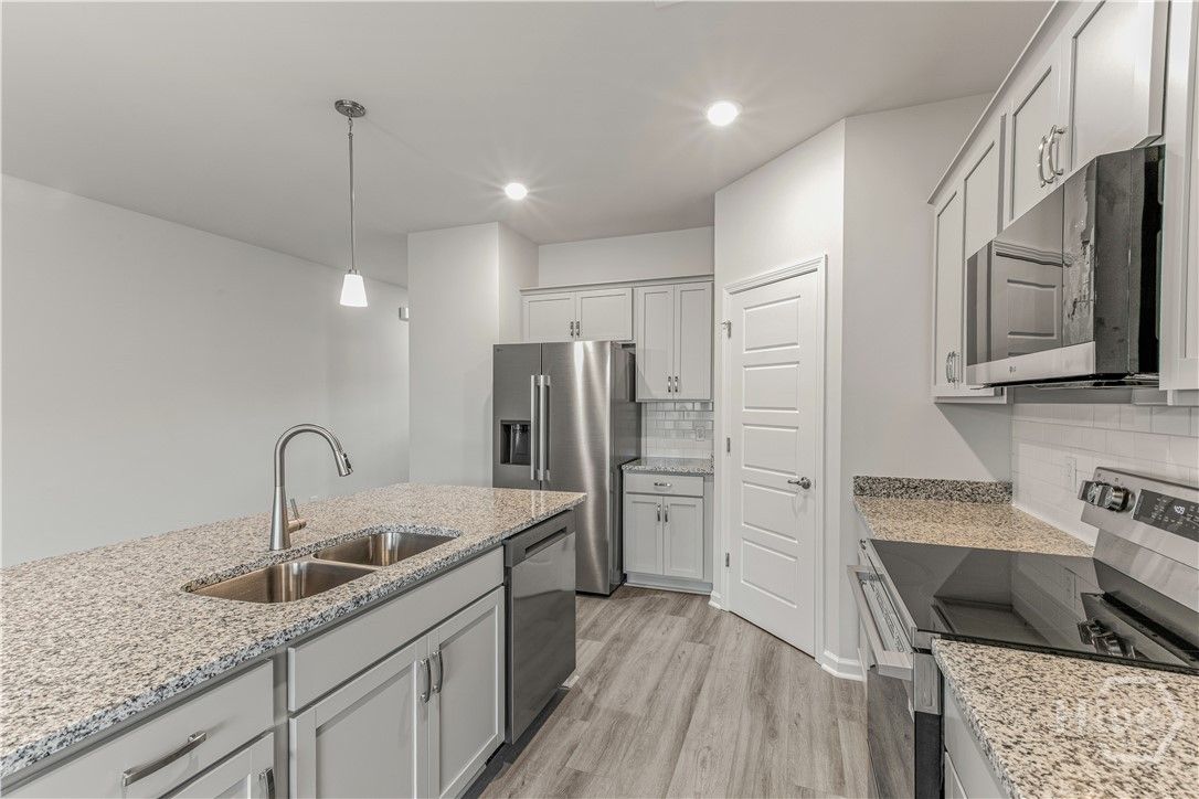 NOT THE ACTUAL TOWNEHOME. Pictures are of a Finish