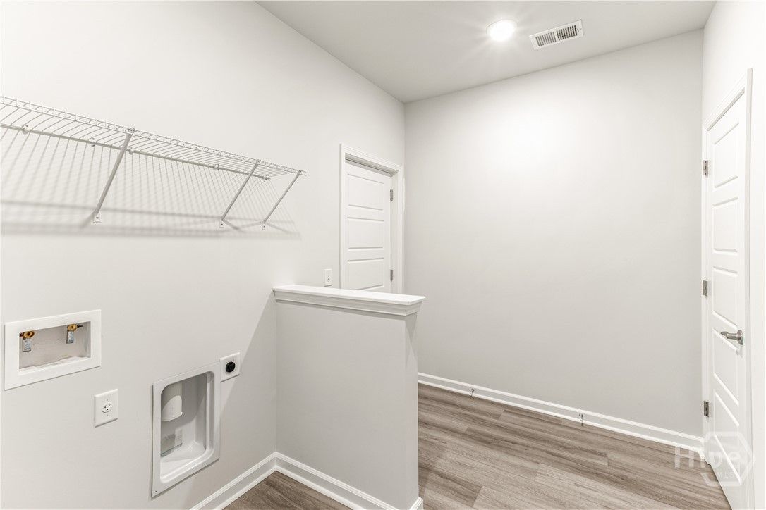 NOT THE ACTUAL TOWNEHOME. Pictures are of a Finish