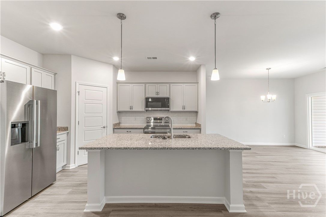 NOT THE ACTUAL TOWNEHOME. Pictures are of a Finish