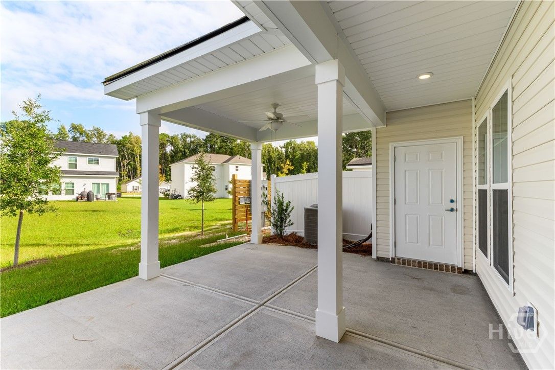 Amazing covered back porch, with plenty of grillin