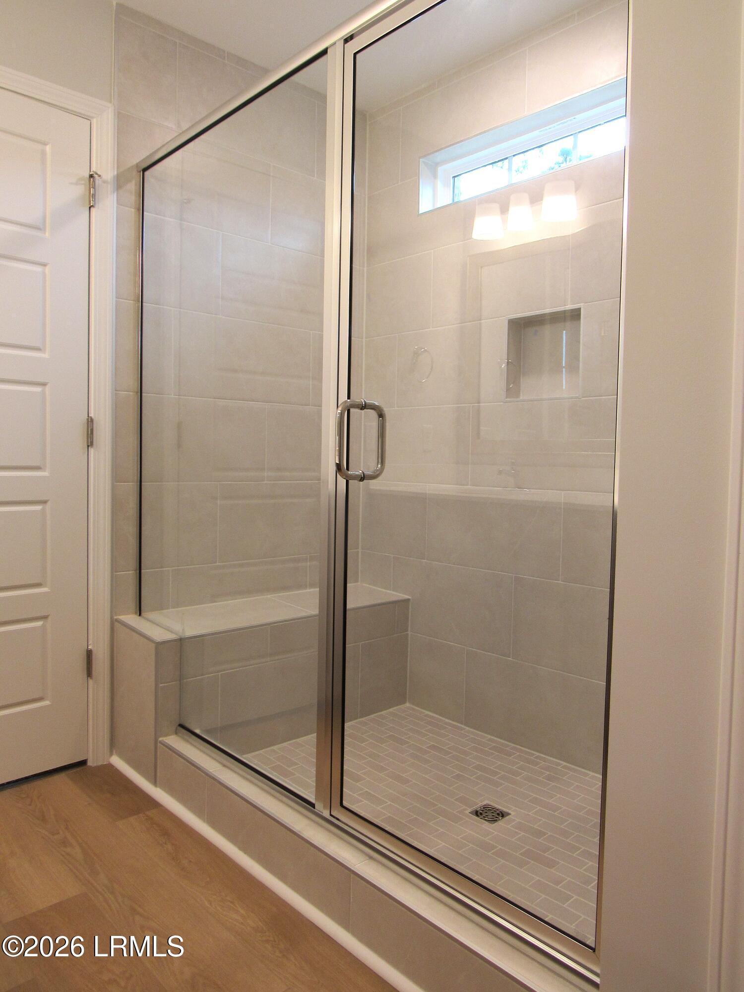 Oversized shower in ceramic tile