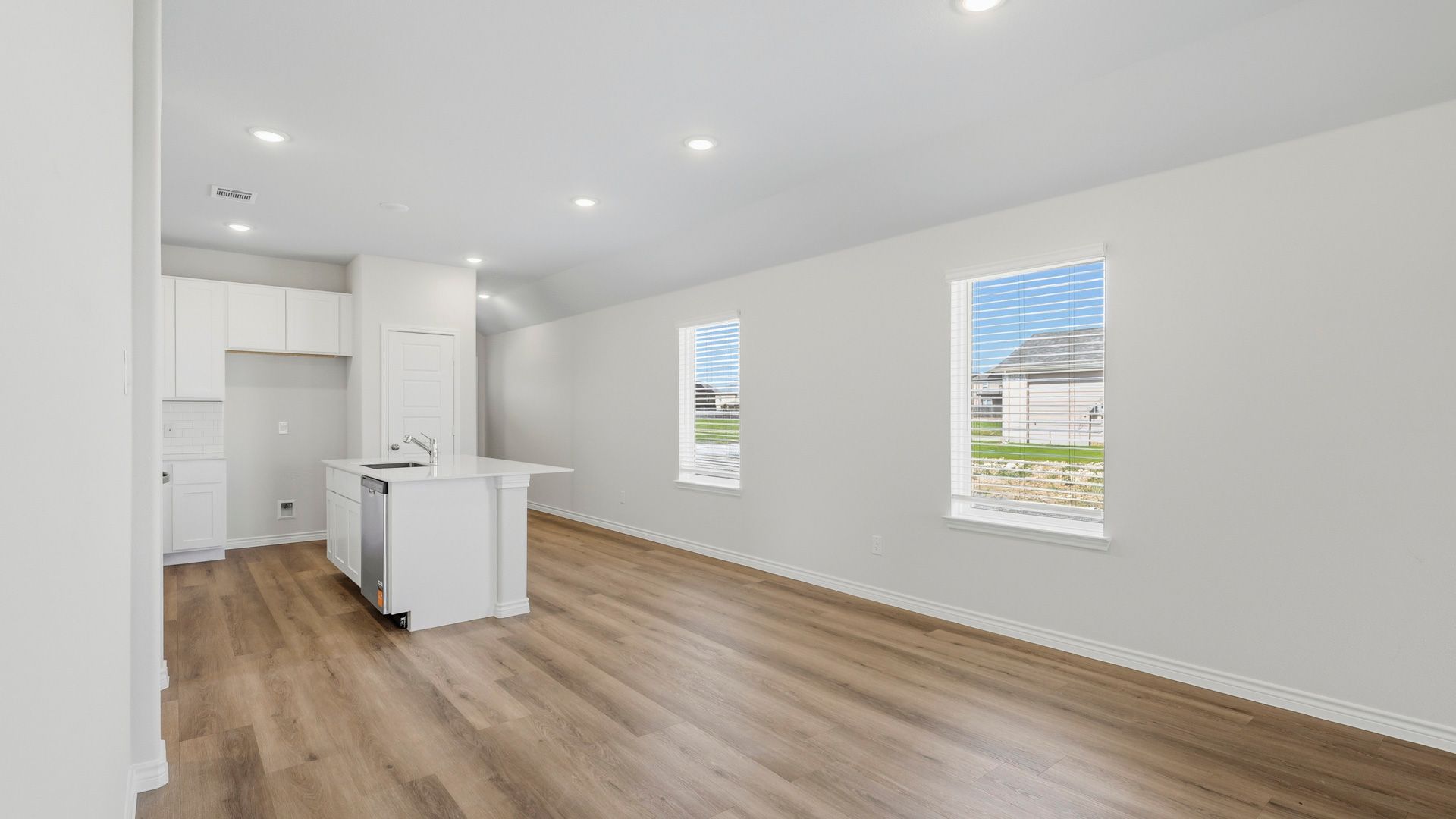 Dining to kitchen