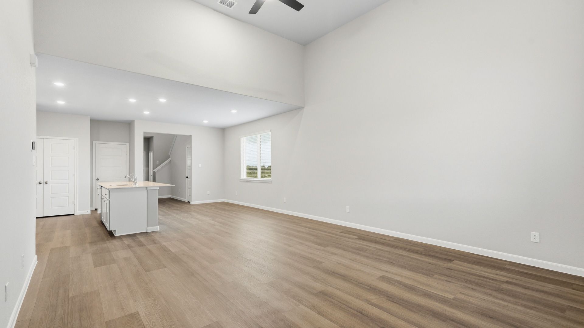 Family room to dining area and kitchen