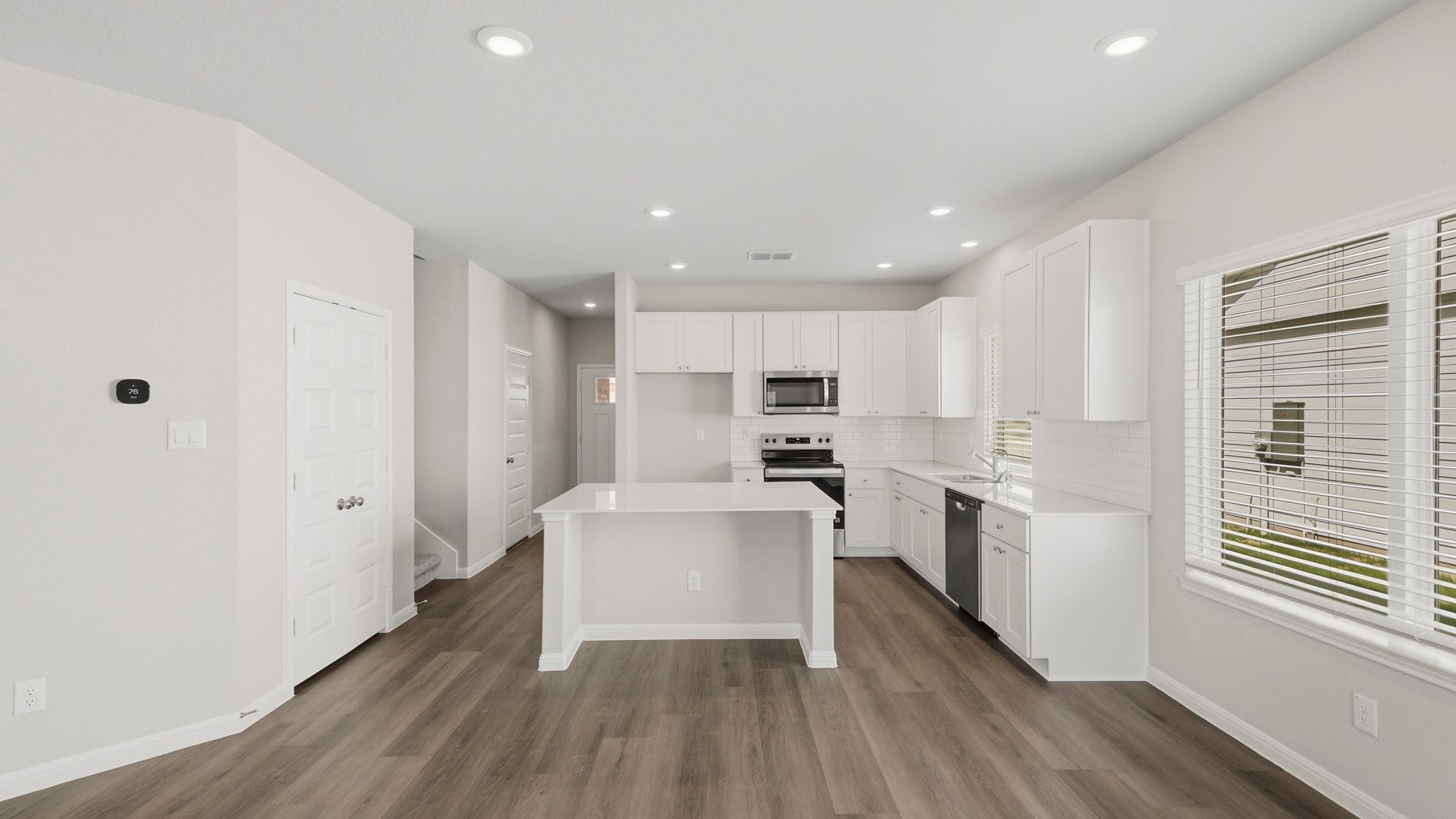 Dining area to kitchen