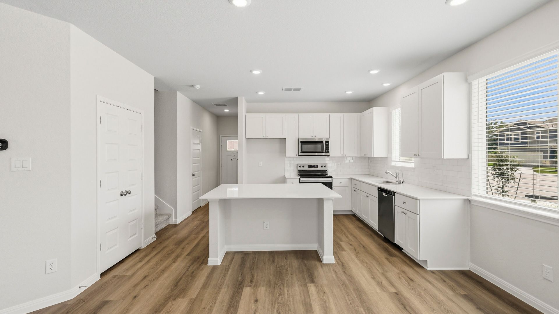 Dining to kitchen