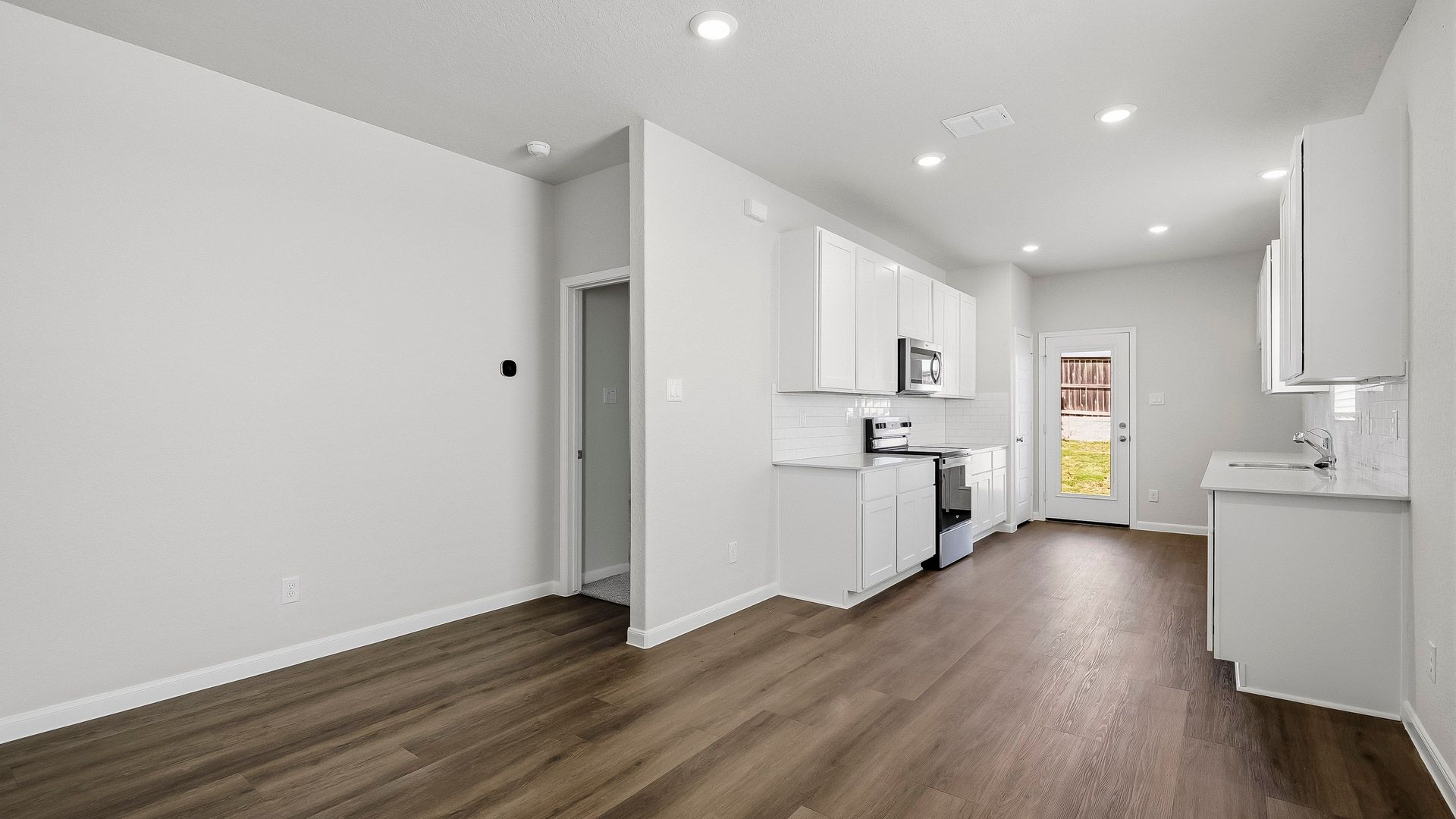 Dining area to kitchen