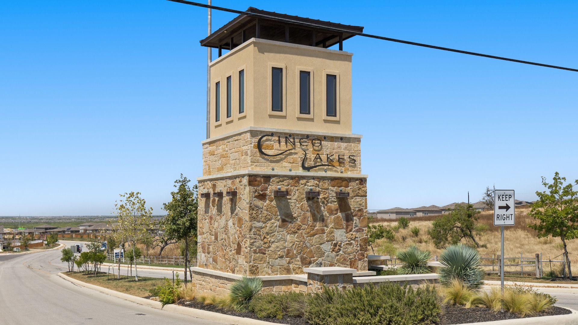 Cinco Lakes Entrance Monument