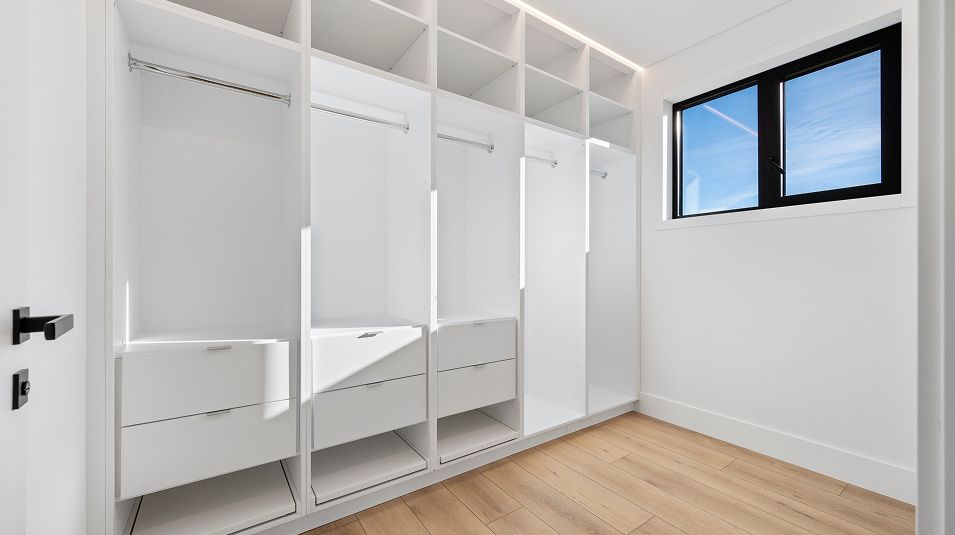 Veev EI Owners Suite Walk in closet