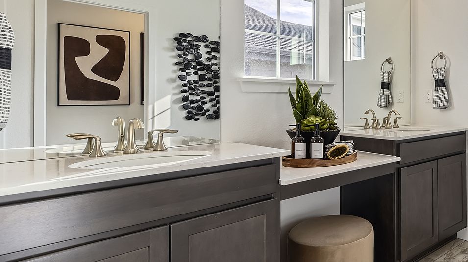 071125 2576 Ashbrook Owners Bath 1of2 F2