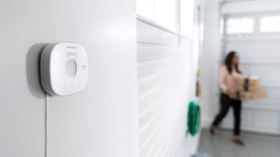 N Pic EI Liftmaster My Q Chanberlain Smart Garage Hub 2019 4967 R T7 1 Lifestyle Dev