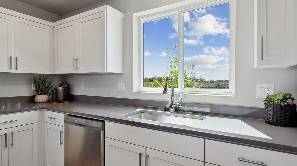 Smith Creek Season EI Kitchen Quartz Countertops F1