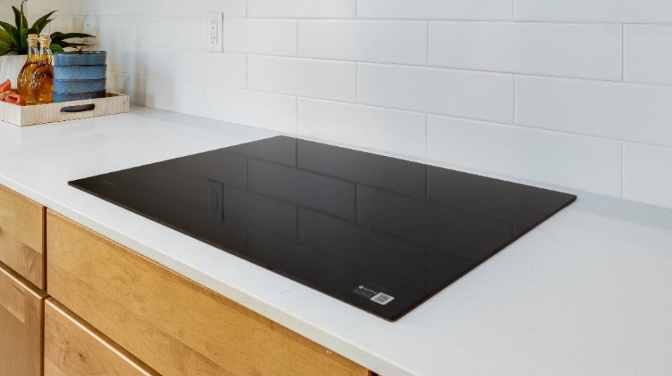 Energy-efficient black induction cooktop with glass stovetop and 4 burners