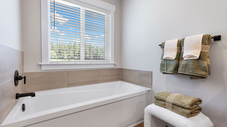 2540 Magnolia II Owners Bath 2of3 F2