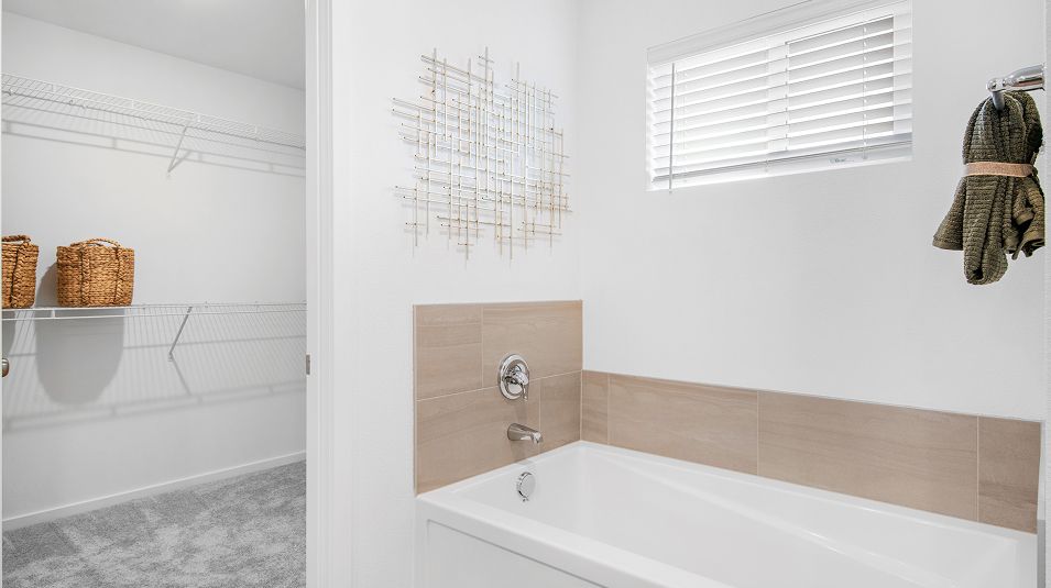 2213 Hazelwood Owners Bath 1of3 F2 Base3