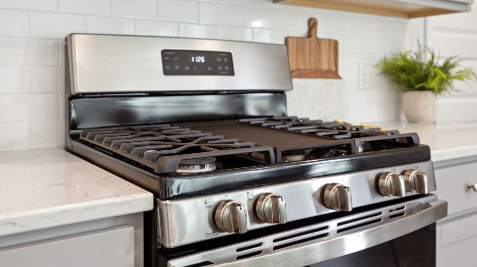 Carolina Azalea Ridge Summers Corner EI Kitchen Stove F1 100325