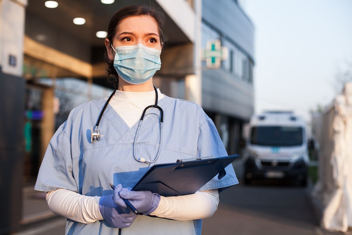 NA Tl Medical Nurse Woman Face Mask Outside Hospital