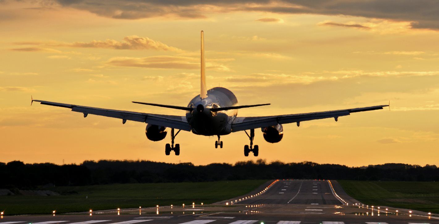 Plan landing at sunset