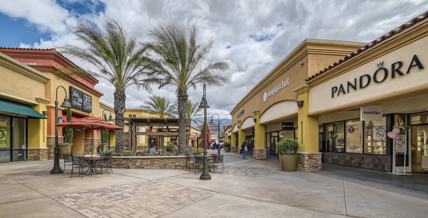 Desert Hills Premium Outlets exterior